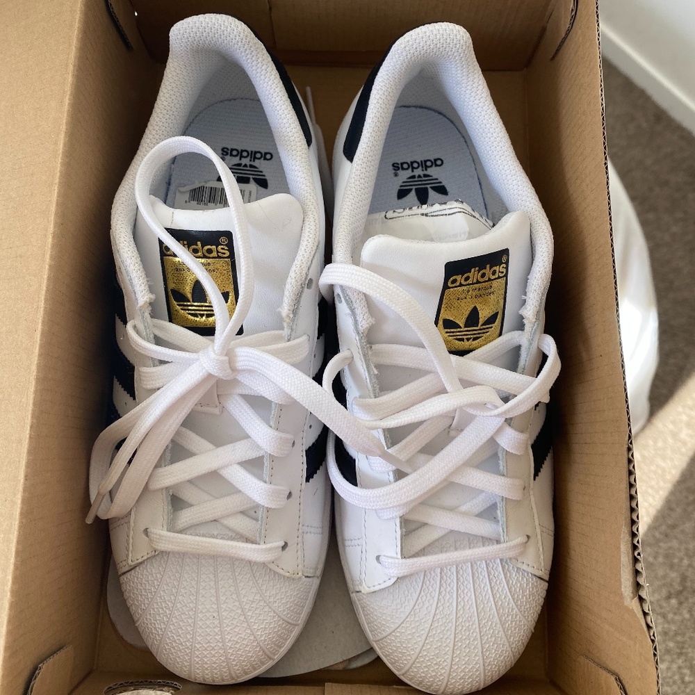 NWT Adidas Superstar blk/white size 6 women’s